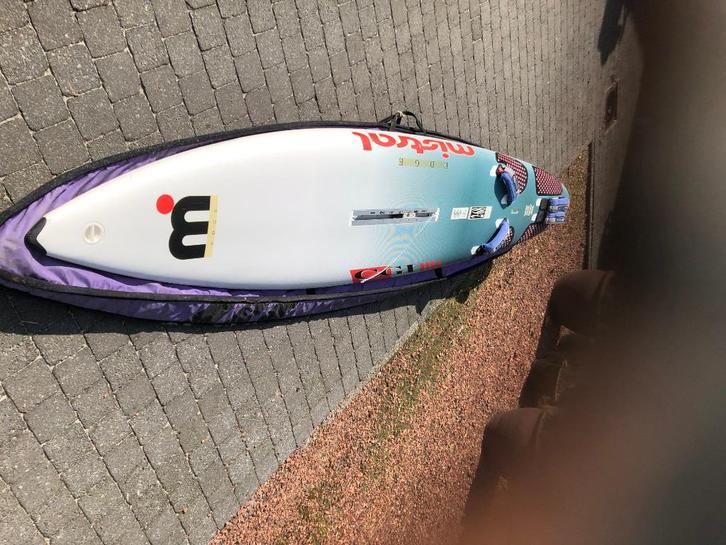 Funboard Mistral Edge Race Slalom met toebehoren, Watersport en Boten, Windsurfen, Gebruikt, Complete set, 250 tot 300 cm, Met vin(nen)