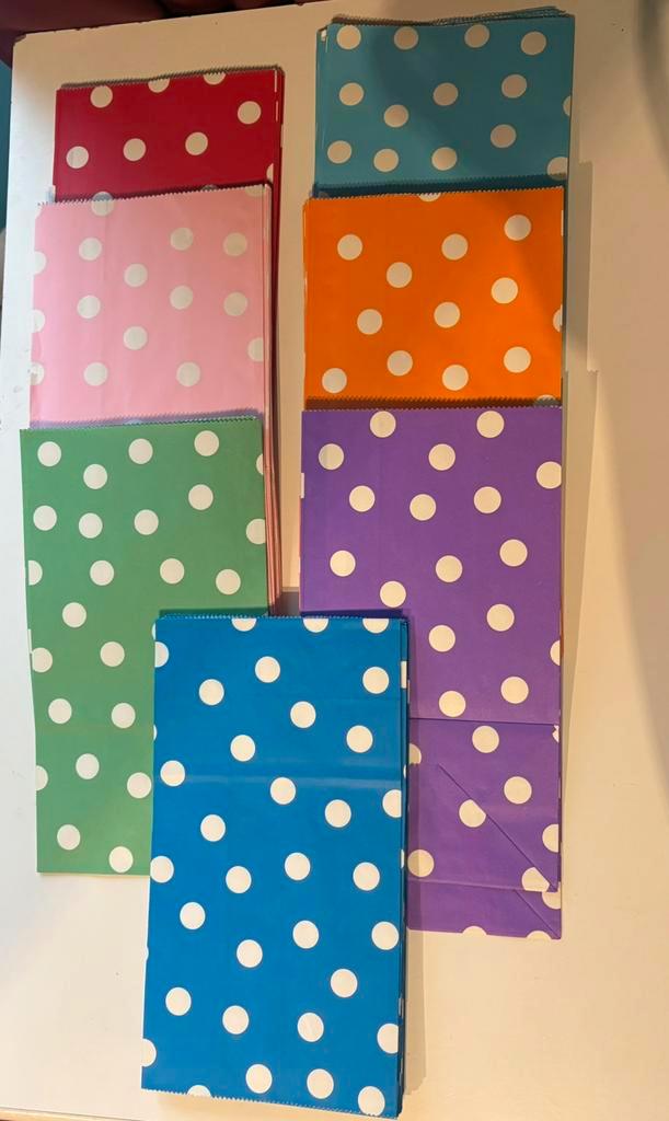 54 13x23cm KRAFT polkadotkleurige papieren geschenkzakjes, Diversen, Cadeauverpakkingen, Nieuw, Ophalen of Verzenden