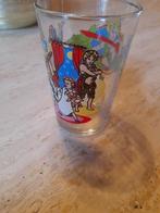 Drinkglas van Amora (Mostard) met 'Peter Pan', Ophalen of Verzenden, Zo goed als nieuw, Waterglas