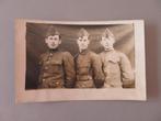 oude foto postkaart drie Belgische soldaten, Verzenden, Overige soorten, Foto of Poster
