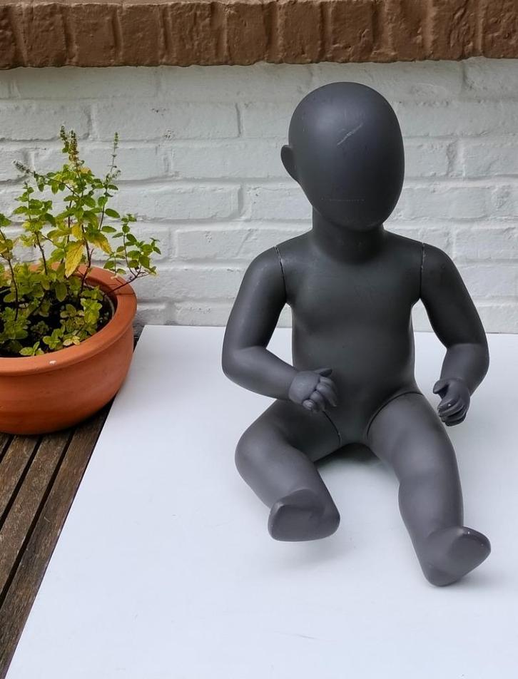 Mannequins Hans Boodt. Baby zittend. H. 44 cm., Kinderen en Baby's, Babymode-accessoires, Gebruikt, Ophalen of Verzenden