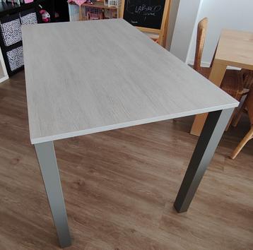 HOGE TAFEL beschikbaar voor biedingen