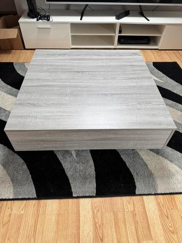 Grijze salom tafel beschikbaar voor biedingen