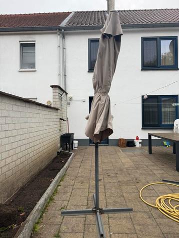 Tuin parasol beschikbaar voor biedingen
