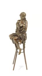 Statue en bronze d'une dame sur une chaise de bar LIVRAISON, Antiquités & Art, Envoi, Bronze