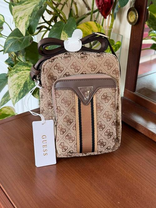 Guess - Milano tas - Camel, Handtassen en Accessoires, Tassen | Schoudertassen, Nieuw, Overige merken, Bruin, Ophalen of Verzenden