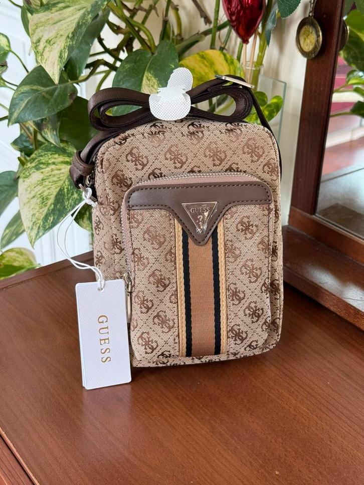 Guess - Milano tas - Camel, Handtassen en Accessoires, Tassen | Schoudertassen, Nieuw, Overige merken, Bruin, Ophalen of Verzenden