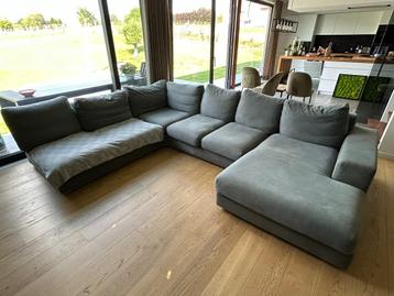 Comfortabele hoekzetel beschikbaar voor biedingen