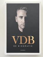 Stijn Vanderhaeghe - VDB De Biografie + Gratis bidprentje, Gelezen, Lopen en Fietsen, Ophalen of Verzenden, Stijn Vanderhaeghe