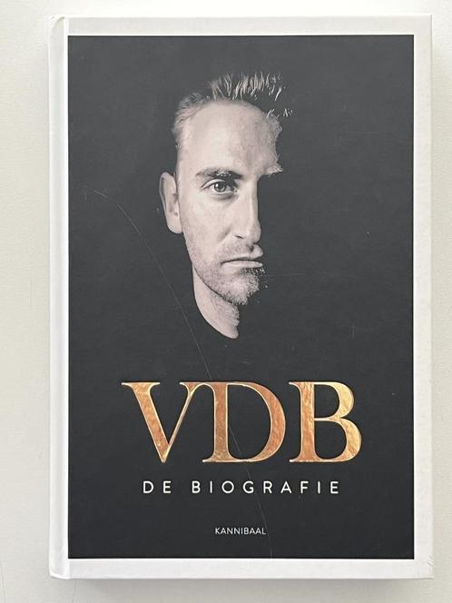 Stijn Vanderhaeghe - VDB De Biografie + Gratis bidprentje, Boeken, Sportboeken, Gelezen, Lopen en Fietsen, Ophalen of Verzenden