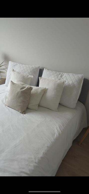 Bed met matrassen beschikbaar voor biedingen