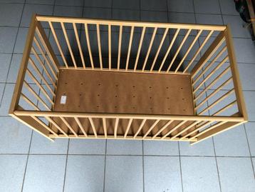 lit pour baby en bois disponible aux enchères