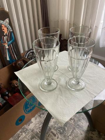 Mooi set van 4 ijscoupes, ijsbekers, milkshakeglazen beschikbaar voor biedingen