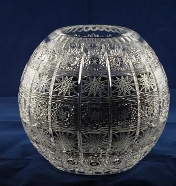 Très joli vase boule vintage XXL en cristal de Bohême. 