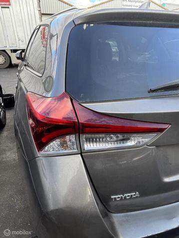 Achterlicht links Toyota Auris Touring Sports ('13-'19) beschikbaar voor biedingen