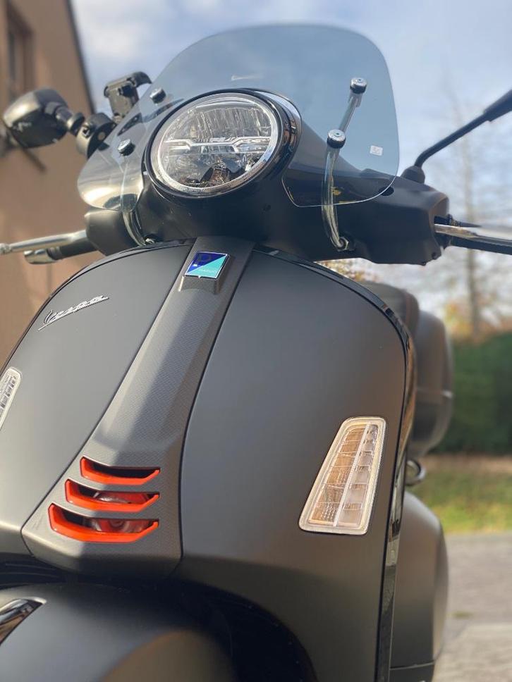 VESPA GTS 125 SUPER I-GET 2024 (3700 km!) incl 2 helmen, Motoren, Motoren | Piaggio, Particulier, Scooter, 11 kW of minder, 1 cilinder