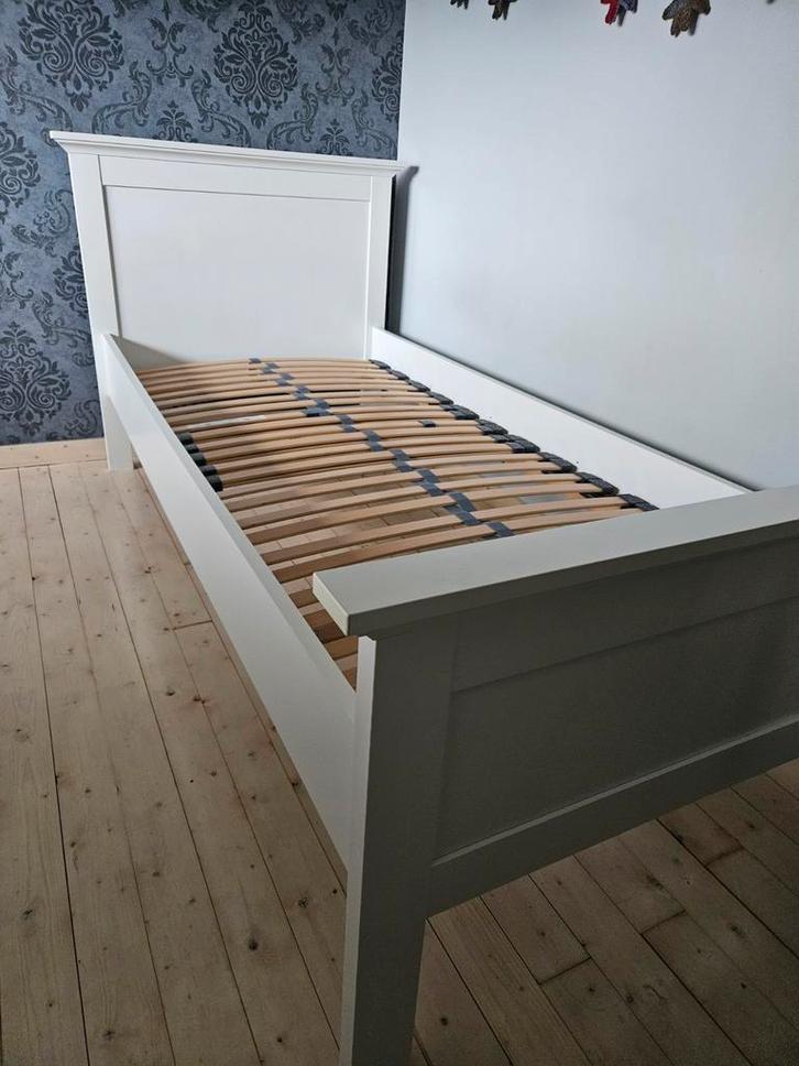 2 eenpersoonsbedden, Huis en Inrichting, Slaapkamer | Bedden, Gebruikt, Eenpersoons, 90 cm, 200 cm, Hout, Wit, Verstelbaar, Ophalen