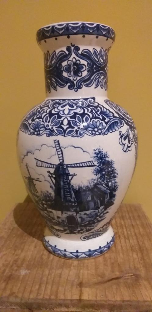 Delfts blauwe vaas met molen & bloemendecor, Huis en Inrichting, Woonaccessoires | Vazen, Gebruikt, Blauw, Minder dan 50 cm, Aardewerk of Porselein