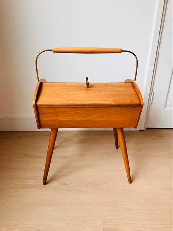 Mooie Vintage naaidoos / Naaikastje beschikbaar voor biedingen