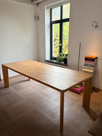 Prachtige massief houten tafel beschikbaar voor biedingen