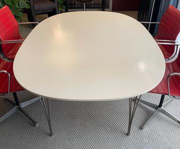 Fritz Hansen Superellipse eettafel (1968) beschikbaar voor biedingen
