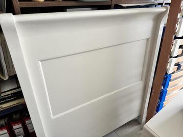 Eenpersoonsbed met lattenbodem/matras en nachtkast beschikbaar voor biedingen