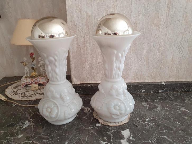 Twee Opaline Melkglas Opaalglas Bloemen Vaas, Antiek en Kunst, Antiek | Vazen, Ophalen