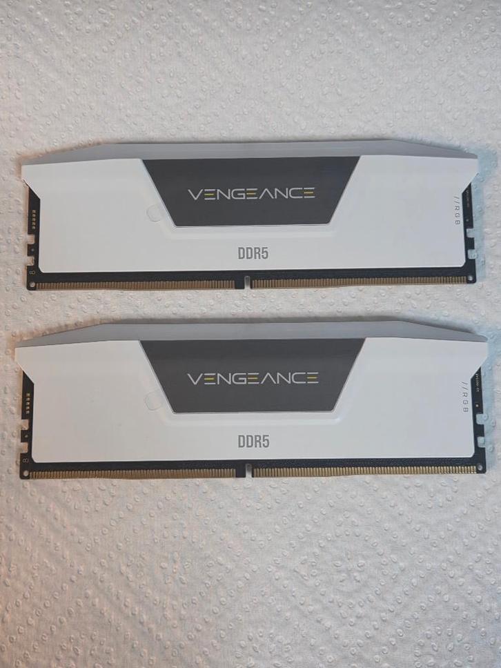 Corsair Vengeance ddr5 RGB 2x16GB RAM witte/zwarte 6000 MTs, Computers en Software, RAM geheugen, Zo goed als nieuw, Desktop, 32 GB