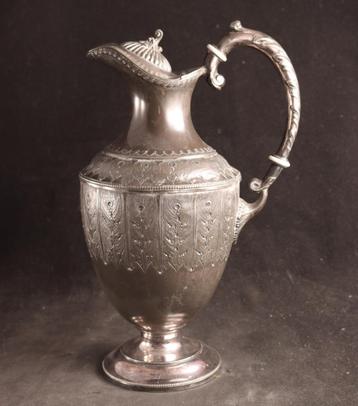 Fraaie antieke schenkkan beschikbaar voor biedingen