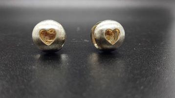Tweekleurige ronde oorbellen met klein hart, in 925 zilver beschikbaar voor biedingen