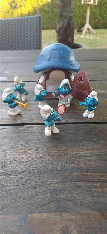 Smurfen met huisje blauw wit beschikbaar voor biedingen