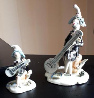 2 statues Pierrot avec instrument de musique