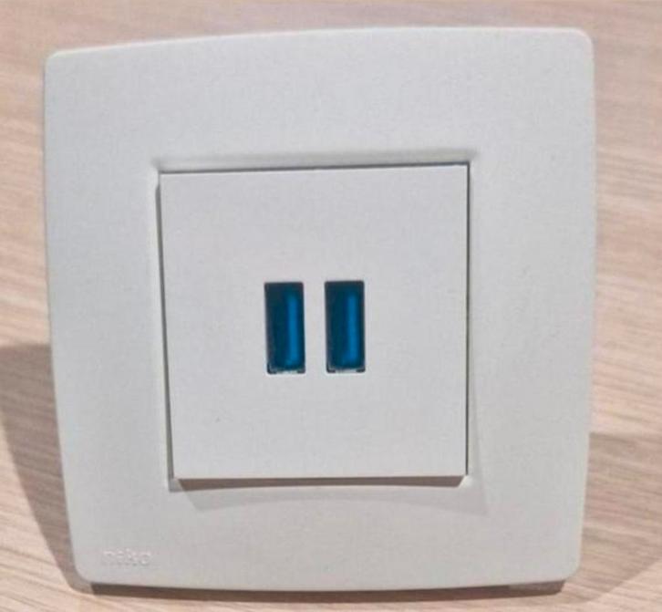 Double port usb niko + plaque recouvrement blanc, Bricolage & Construction, Électricité & Câbles, Enlèvement