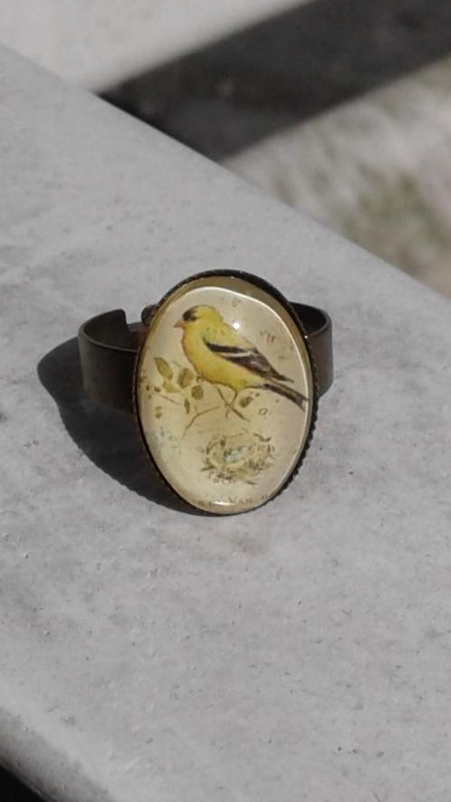 Bague cabochon ovale Le petit canari, Bijoux, Sacs & Beauté, Bagues, Neuf, Enlèvement ou Envoi