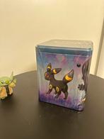 Tin cube 2022 noctali, Hobby en Vrije tijd, Verzamelkaartspellen | Pokémon, Ophalen of Verzenden, Zo goed als nieuw, Boosterbox