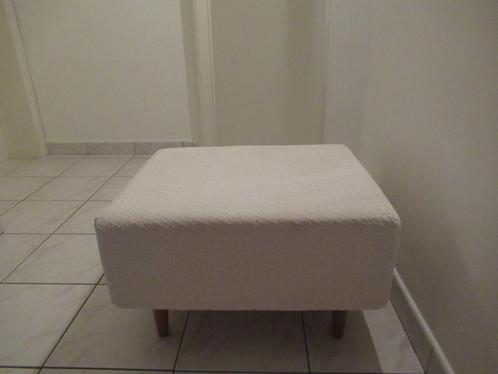 voetenbank-poef-zitbank-ivoorwitte stoffen bekleding, Huis en Inrichting, Zetels | Voetbanken en poefs, Ophalen