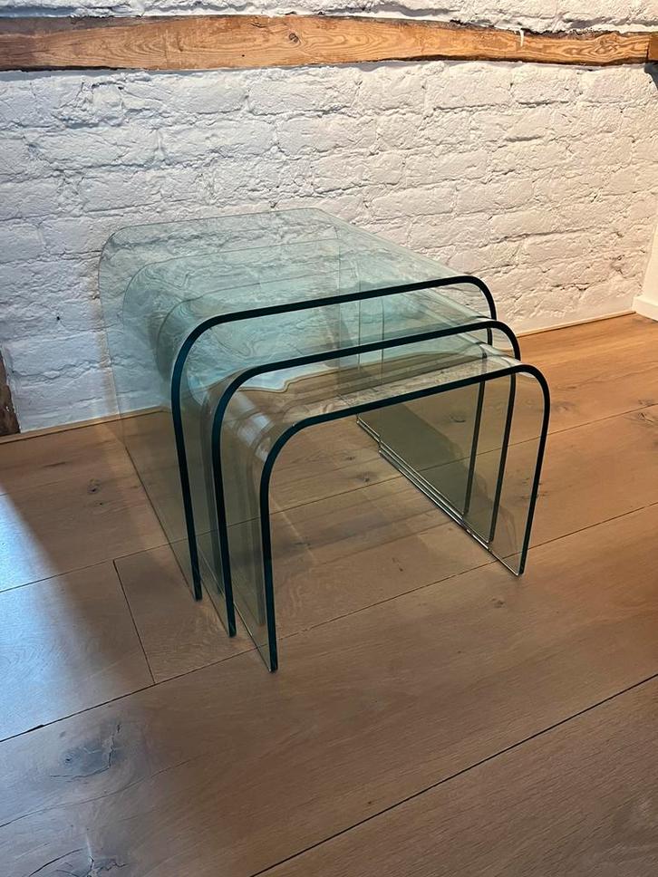 Glazen gebogen design nesting tafels, Huis en Inrichting, Tafels | Sidetables, Gebruikt, 25 tot 50 cm, Minder dan 50 cm, Overige vormen