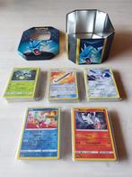 Gyarados Tin met 250 Pokemon Kaarten, Foil, Ophalen of Verzenden, Zo goed als nieuw, Meerdere kaarten