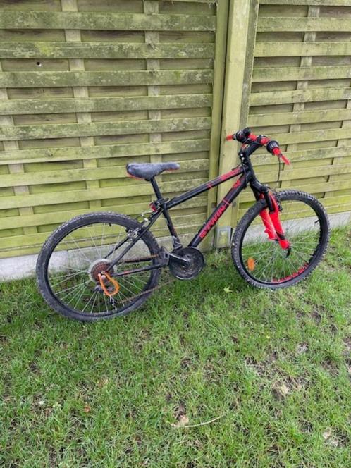 Stoere kinder mountainbike in zwart met rode accenten, Fietsen en Brommers, Fietsen | Jongens, Gebruikt, 24 inch, Versnellingen