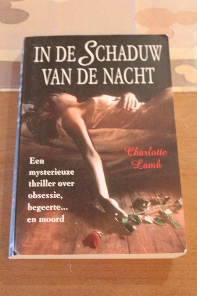 *In de schaduw van de nacht - Charlotte Lamb, Livres, Thrillers, Comme neuf, Europe autre, Enlèvement ou Envoi