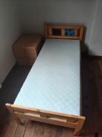 Lit Ikea et table de nuit à tiroirs en bon état, Enfants & Bébés, Enlèvement