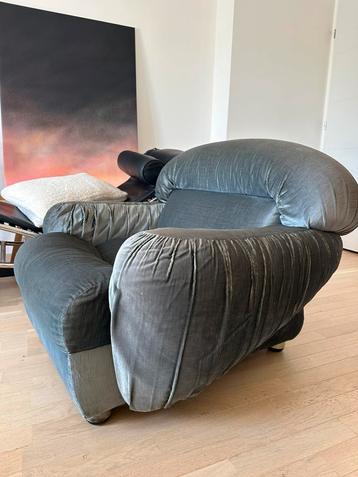 Paar fluwelen fauteuils uit de Italiaanse ruimtetijd beschikbaar voor biedingen