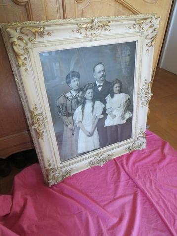 Groot houten frame met familiefoto beschikbaar voor biedingen