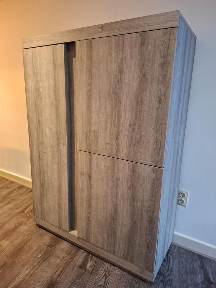 Stevige buffetkast uit hout, modern en kwaliteitsvol, Huis en Inrichting, Kasten | Buffetkasten, Zo goed als nieuw, 150 tot 200 cm