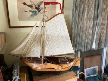 Prachtige miniatuur platboot uit Paal beschikbaar voor biedingen