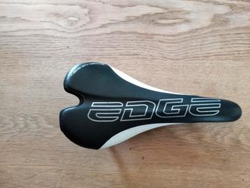 EDGE DESIGN carbon zadel. beschikbaar voor biedingen
