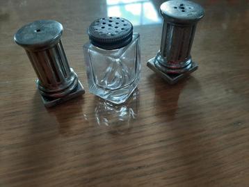 Vintage zout- en peperstrooiers set met glas
 beschikbaar voor biedingen