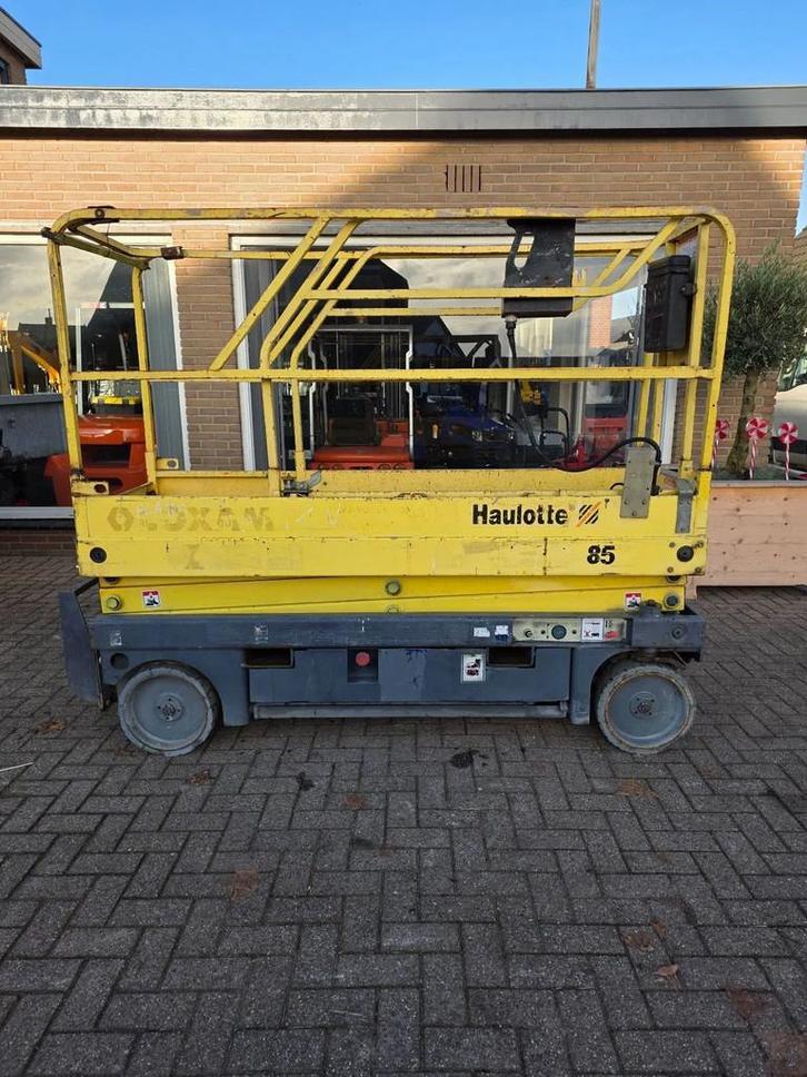 Haulotte Compact 8 hoogwerker schaarlift (bj 2004), Zakelijke goederen, Machines en Bouw | Liften, Steigers en Ladders