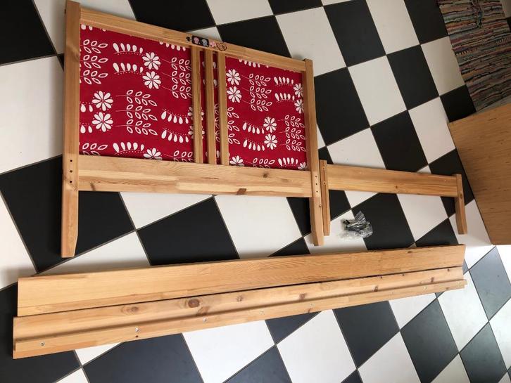 Twee eenpersoons bedden, Huis en Inrichting, Slaapkamer | Bedden, Gebruikt, Eenpersoons, 90 cm, 200 cm, Hout, Bruin, Ophalen