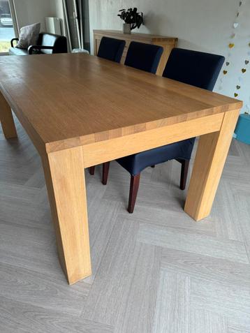 Eikenhouten eettafel voor 6 tot 8 stoelen beschikbaar voor biedingen